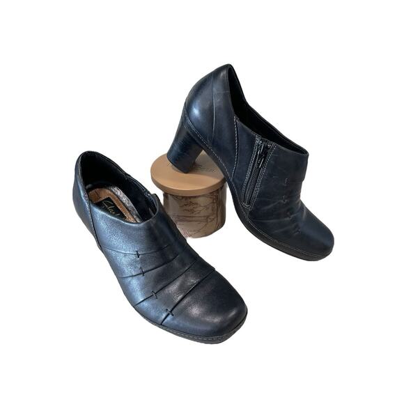 Clarks Women’s 9M Black Leather Emslie Guide Ankle Booties Shoes Block Heels EUC - Picture 1 of 11